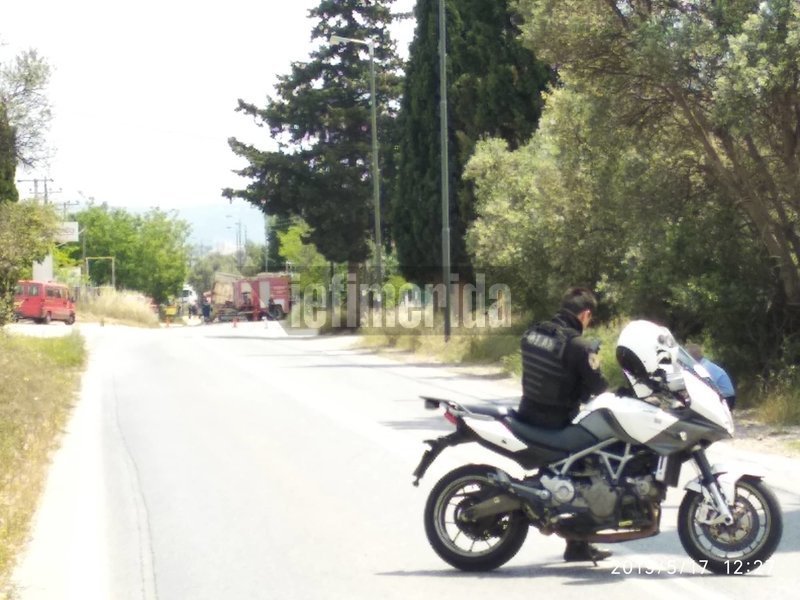 Αστυνομικός έχει αποκλείσει τον δρόμο που οδηγεί στο σημείο του δυστυχήματος