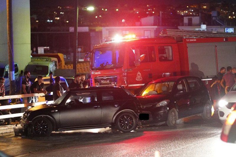 Τα δύο ΙΧ που συγκρούστηκαν με τη μηχανή / Φωτογραφία: cretalive