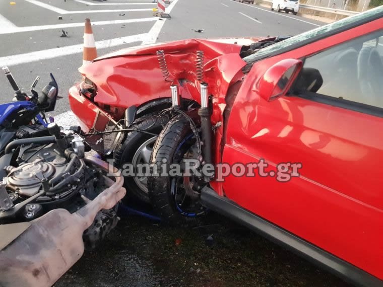 Η μοτοσυκλέτα... καρφώθηκε κυριολεκτικά στο ΙΧ
