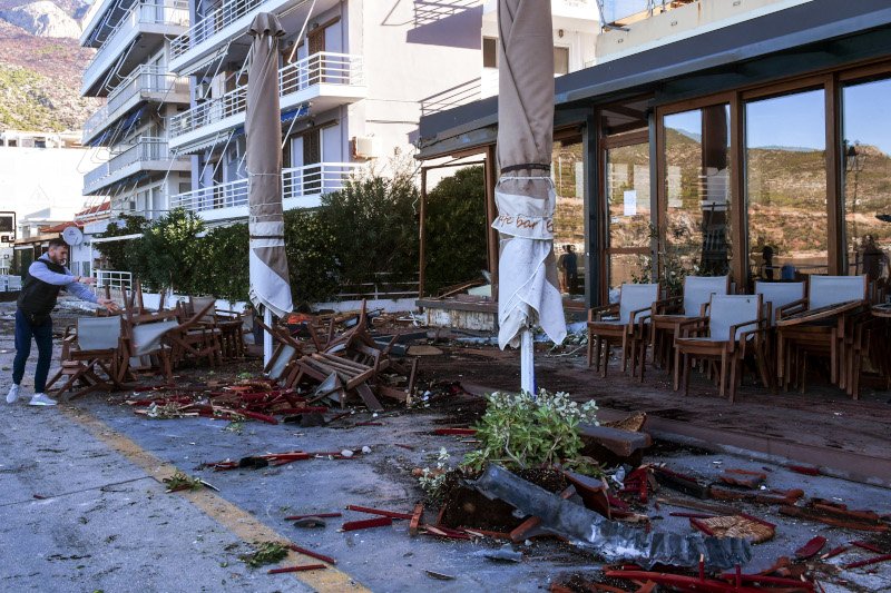 Υλικές ζημιές σε κατάστημα στο Λουτράκι
