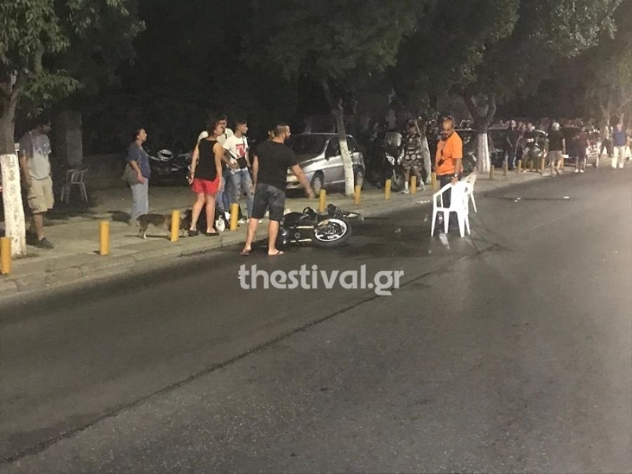 Το σημείο του τροχαίου με τη μηχανή στην άσφαλτο στην οδό Λαγκαδά, στη Θεσσαλονίκη
