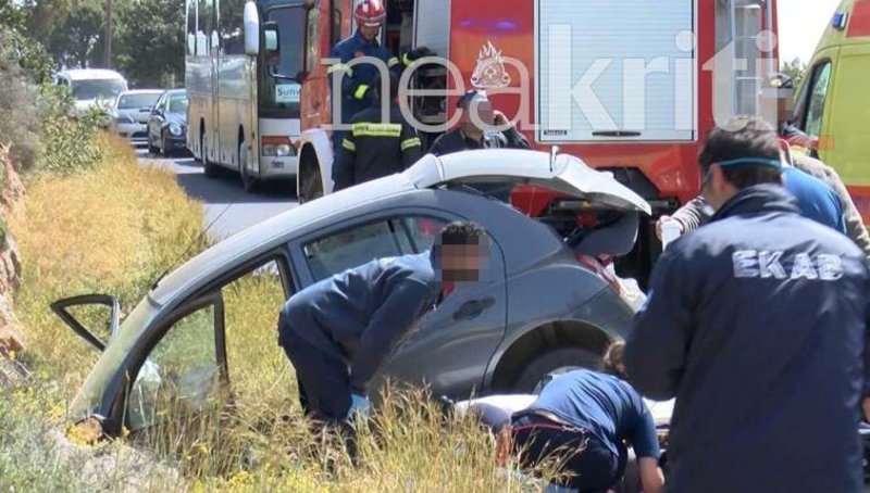 Το όχημα των ηλικιωμένο σφηνωμένο στο χαντάκι του δρόμου