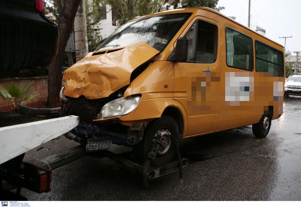 Τροχαίο με σχολικό λεωφορείο στη Βούλα