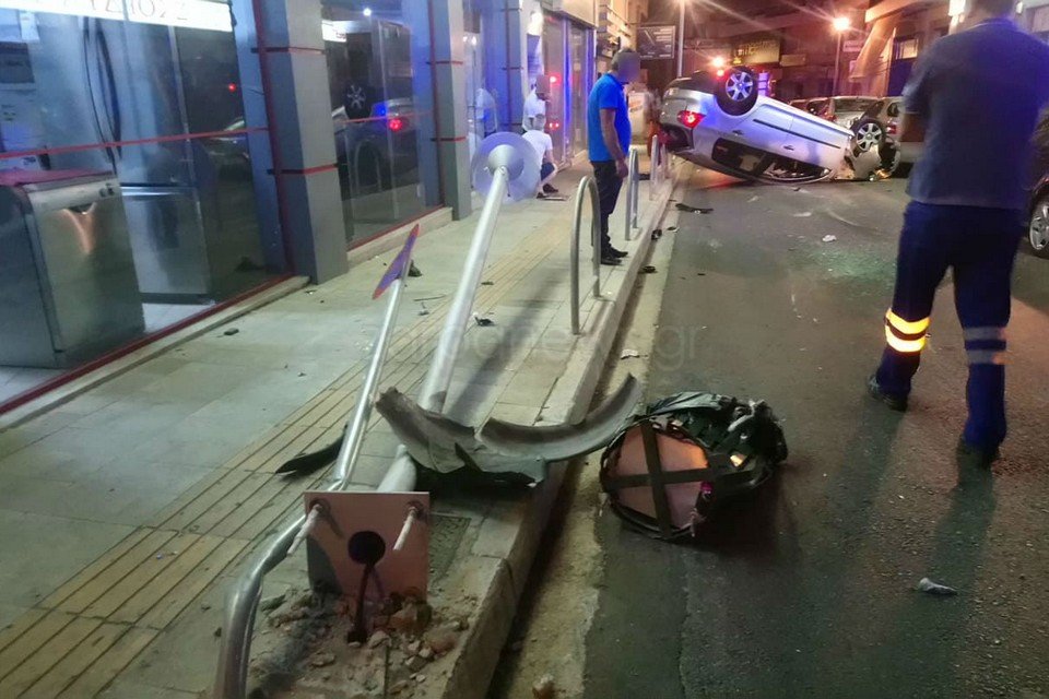 Το αυτοκίνητο ξερίζωσε μια κολόνα και προκάλεσε υλικές ζημιές σε σταθμευμένα ΙΧ