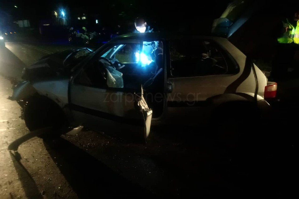 Αυτοκίνητο μετά από ατύχημα με στραπατσαρισμένες λαμαρίνες