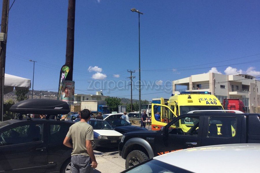 Ασθενοφόρο του ΕΚΑΒ στο σημείο του τροχαίου στα Χανιά