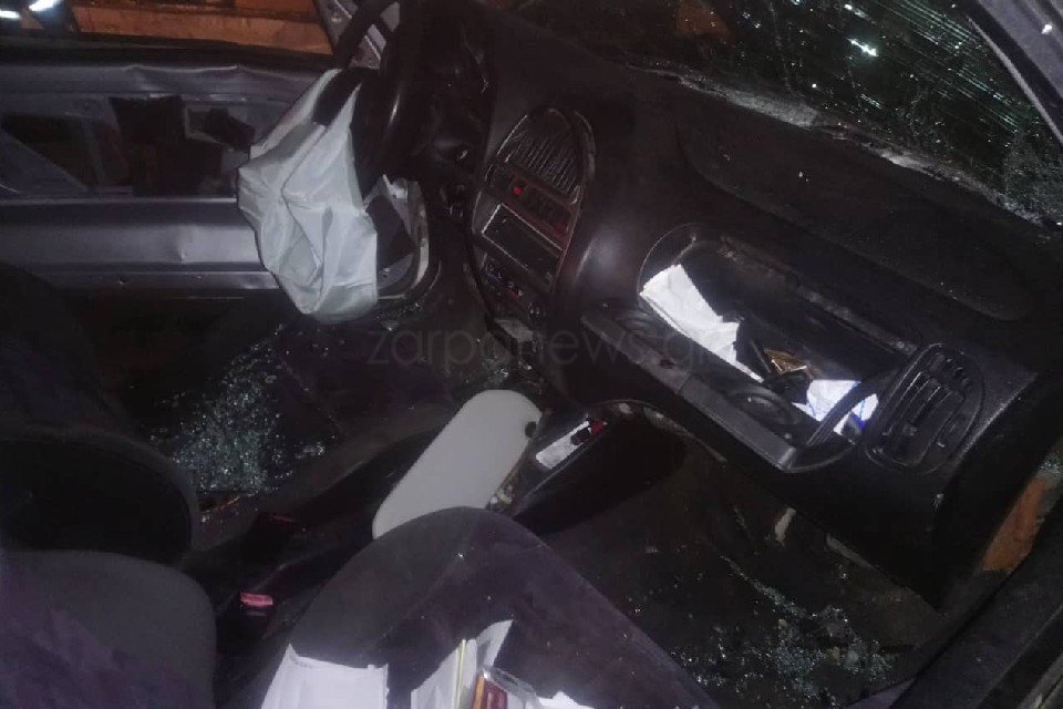 Εικόνα από το εσωτερικό του ενός αυτοκινήτου μετά τη σφοδρή σύγκρουση