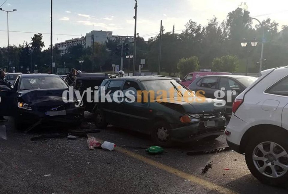 Η σύγκρουση οχημάτων στη Βασιλίσσης Σοφίας