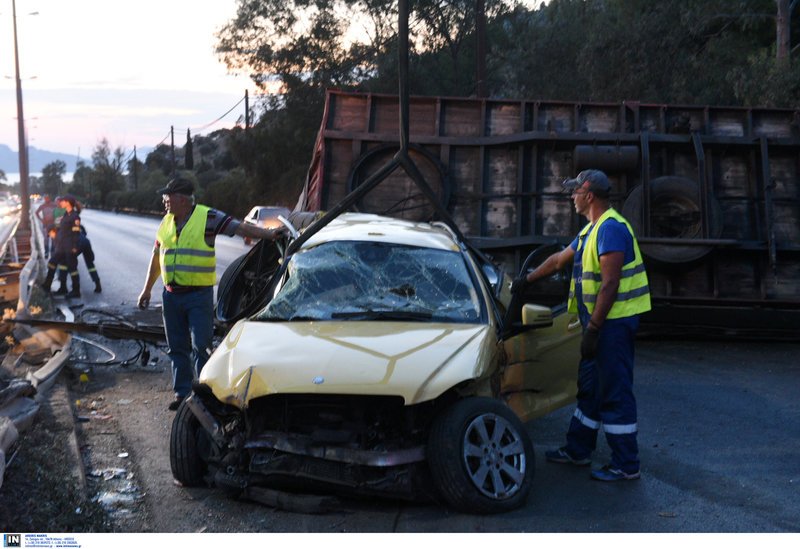 Το ταξί που ενεπλάκη στο τροχαίο με τη νταλίκα στην Αθηνών-Κορίνθου  -Φωτογραφία: Intimenews/ΧΑΛΚΙΟΠΟΥΛΟΣ ΝΙΚΟΣ