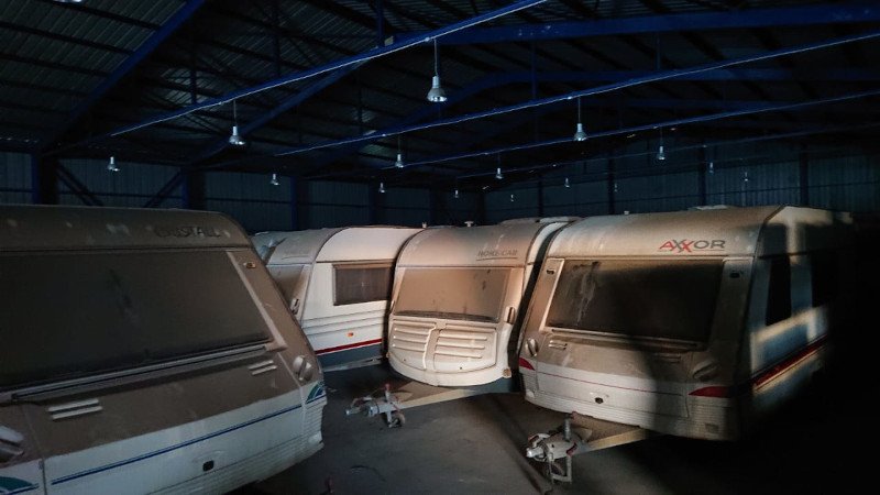 Tροχόσπιτα «φεύγουν» από τη Διεύθυνση Αποκατάστασης Επιπτώσεων Φυσικών Καταστροφών για τις πληγείσες από τους σεισμούς περιοχές της Θεσσαλίας
