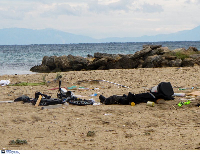 Μόνο θλίψη προκαλούν τα διασκορπισμένα υπάρχοντα των άτυχων ηλικιωμένων που χτύπησε η κακοκαιρία στη Χαλκιδική