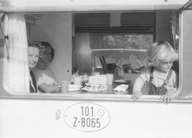 παιδάκι στο παράθυρο ενός τροχόσπιτο