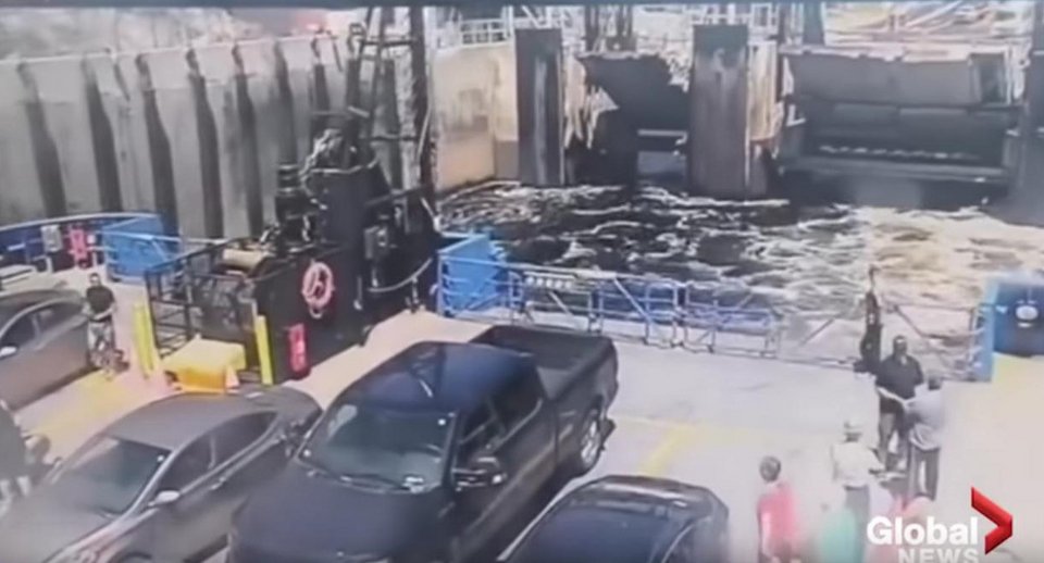 Δευτερόλεπτα πριν σημειωθεί το ατύχημα, οι επιβάτες του πλοίου μιλούσαν αμέριμνοι
