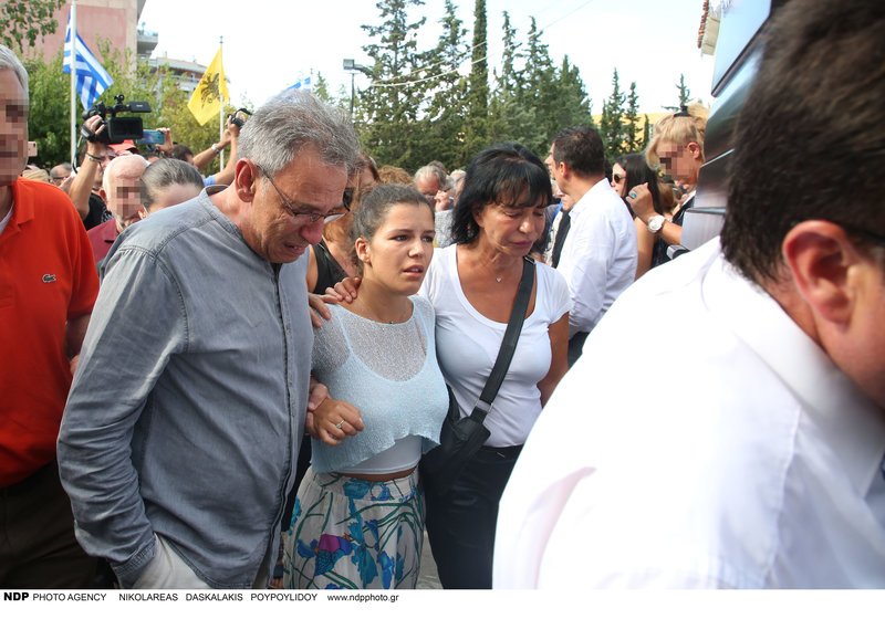 Η κόρη του Λαυρέντη Μαχαιρίτσα και η σύζυγός του με τον Διονύση Τσακνή, που δεν μπορεί να συγκρατήσει τα δάκρυά του