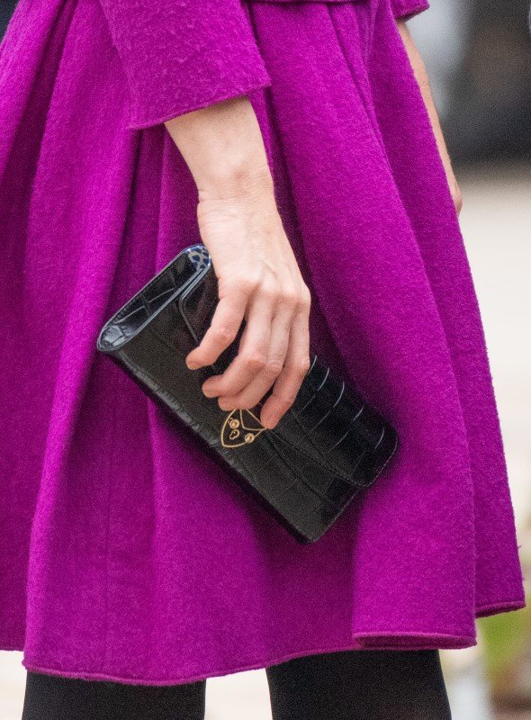 Η μαύρα τσάντα clutch Beulah London x Aspinal που επέλεξε να κρατήσει η Κέιτ Μίντλετον