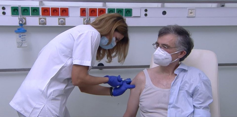 Ο λοιμωξιολόγος Σωτήρης Τσιόδρας κάνει το εμβόλιο -Φωτογραφία: EUROKINISSI/ΤΑΤΙΑΝΑ ΜΠΟΛΑΡΗ