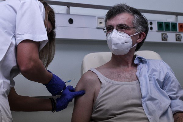 Ο λοιμωξιολόγος Σωτήρης Τσιόδρας κάνει το εμβόλιο -Φωτογραφία: EUROKINISSI/ΤΑΤΙΑΝΑ ΜΠΟΛΑΡΗ