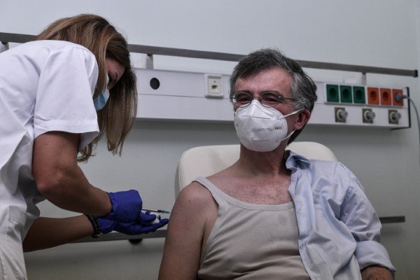 Ο λοιμωξιολόγος Σωτήρης Τσιόδρας κάνει το εμβόλιο -Φωτογραφία: EUROKINISSI/ΤΑΤΙΑΝΑ ΜΠΟΛΑΡΗ