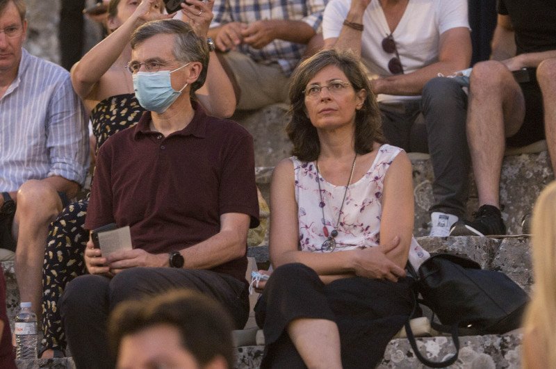 Ο Σωτήρης Τσιόδρας και η σύζυγός του περιμένουν να ξεκινήσει η παράσταση