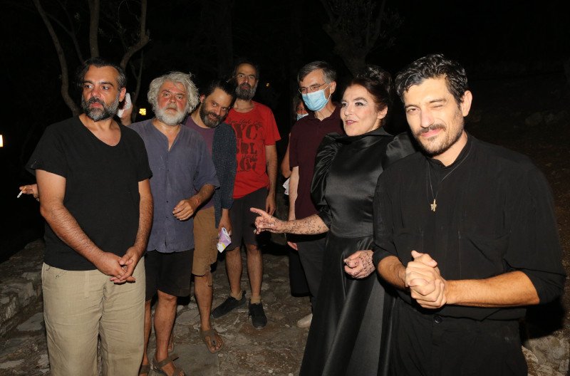 Ο Σωτήρης Τσιόδρας με τους συντελεστές της παράστασης «Πέρσες» στην Επίδαυρο