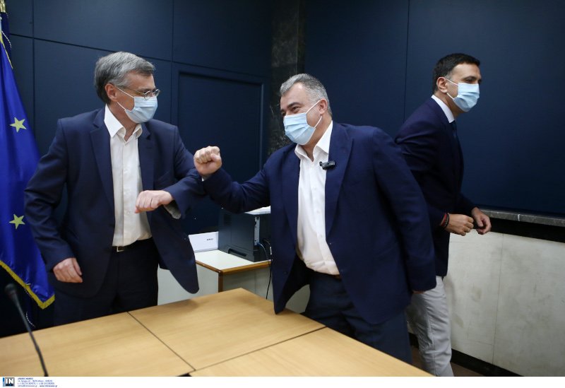 Ο Σωτήρης Τσιόδρας και ο Βασίλης Κικίλιας στην σημερινή ενημέρωση για τον κορωνοϊό / Φωτογραφία: intime news