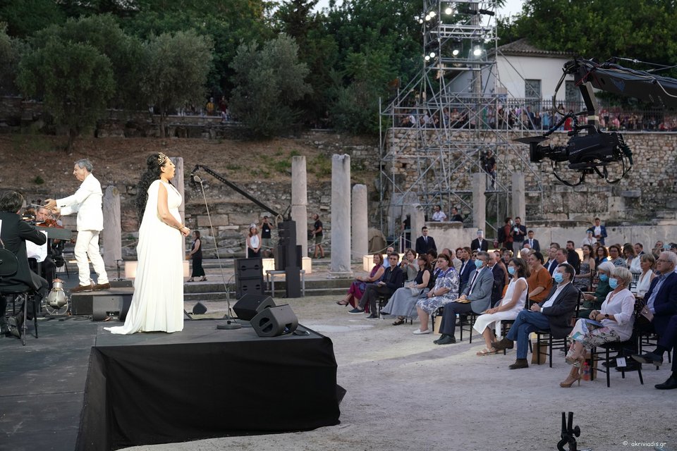 Ο Λουκάς Καρυτινός και η Ανίτα Ρατσβελισβίλι στη σκηνή. Στην πρώτη σειρά των επισήμων διακρίνουμε τον Σωτήρη Τσιόδρα και τη σύζυγό του. Εσπευσαν και άλλοι να μιμηθούν το παράδειγμά του / Φωτογραφία Χάρης Ακριβιάδης