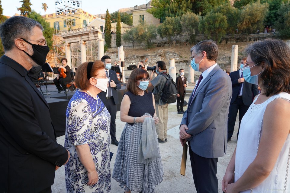 Κατά την προσέλευση στη Ρωμαϊκή Αγορά. Από αριστερά: Γιώργος Κουμεντάκης, Λίνα Μενδώνη, Κατερίνα Σακελλαροπούλου, Σωτήρης Τσιόδρας και η σύζυγός του / Φωτογραφία Χάρης Ακριβιάδης