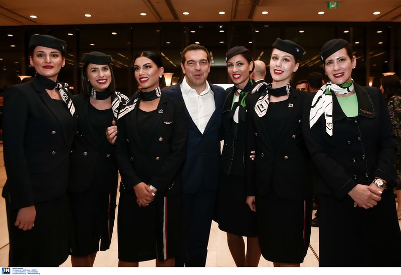 Ο Τσίπρας ανάμεσα στις αεροσυνοδούς 