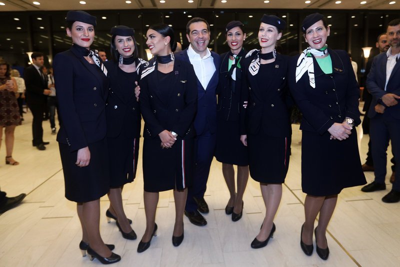 Ο Αλέξης Τσίπρας αστειεύεται με φωτογράφους και αεροσυνοδούς 