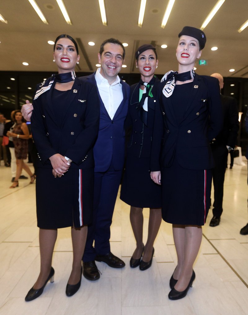 Ο Αλέξης Τσίπρας ποζάρει με άνεση δίπλα στις αεροσυνοδούς
