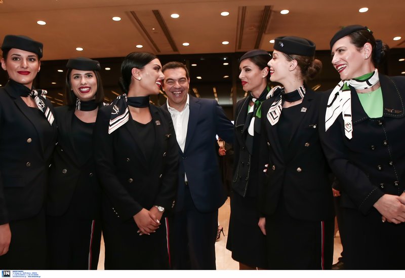 Ο Τσίπρας σπεύδει να φωτογραφηθεί με τις αεροσυνοδούς στην Γ.Σ. του ΣΕΤΕ 