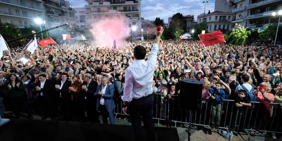 Ο Αλέξης Τσίπρας χαιρετά τους συγκεντρωμένους στο Αγρίνιο