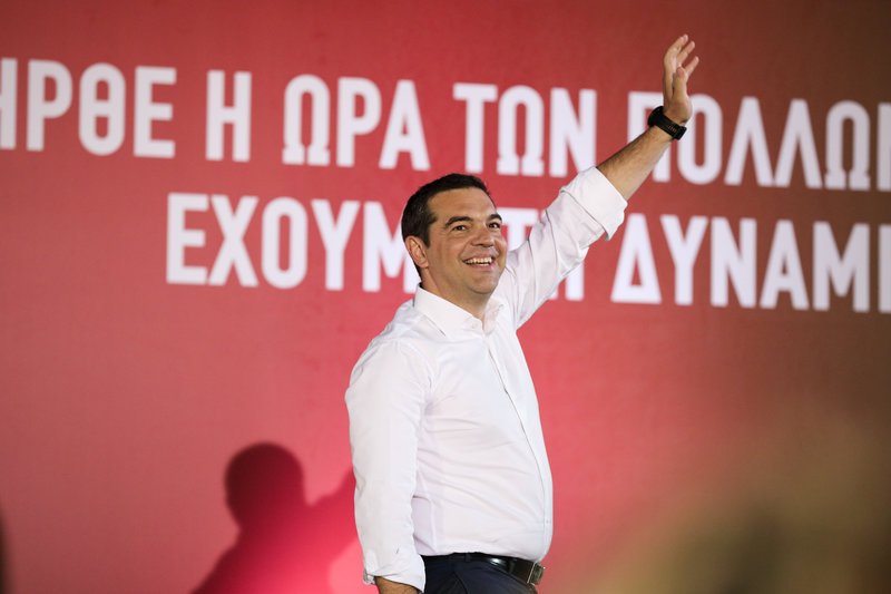 Ο Αλέξης Τσίπρας χαιρετά τους συγκεντρωμένους στην πλατεία Εσταυρωμένου στο Αιγάλεω