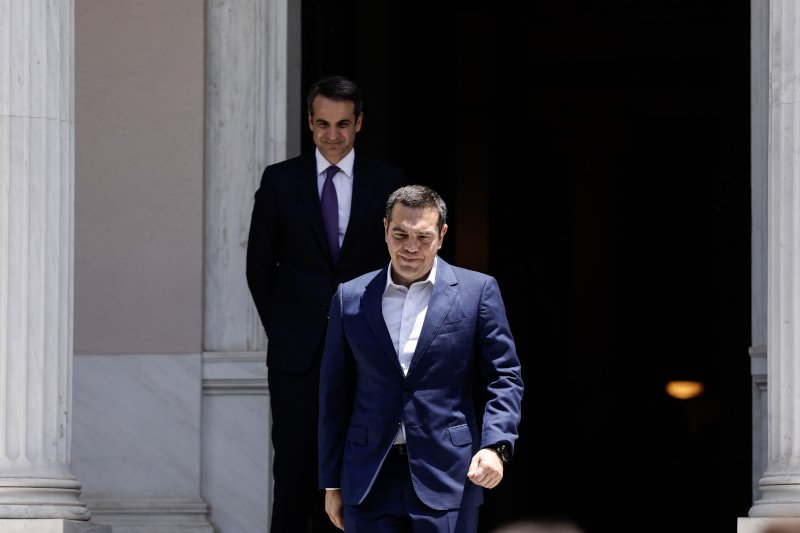 Ο Αλέξης Τσίπρας αποχωρεί από το Μέγαρο Μαξίμου υπό το βλέμμα του Κυριάκου Μητσοτάκη / Φωτογραφία: SOOC