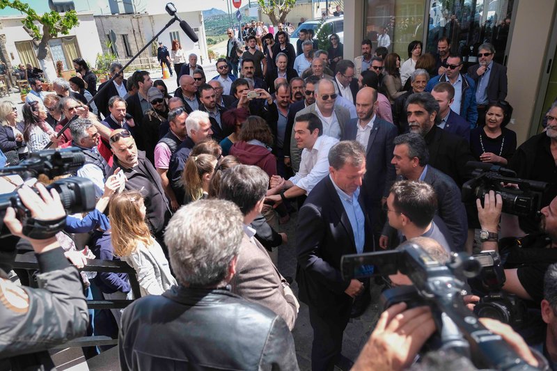 Η ελεγχόμενη υποδοχή του πρωθυπουργού στα Ανώγεια