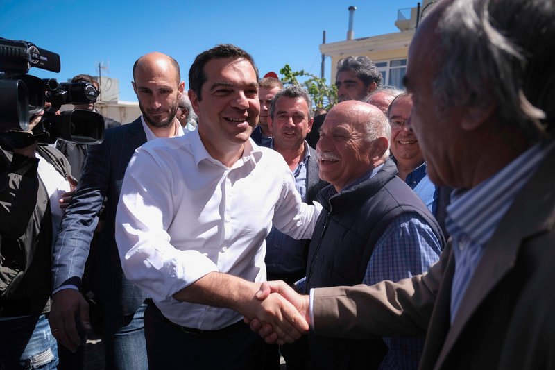 Χειραψίες με τους κατοίκους στα Ανώγεια