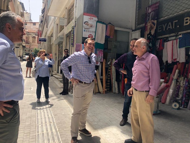 Με χαλαρή διάθεση η βόλτα του Αλ. Τσίπρα στο κέντρο της Αθήνας/ Φωτογραφία: Γραφείο Τύπου ΣΥΡΙΖΑ