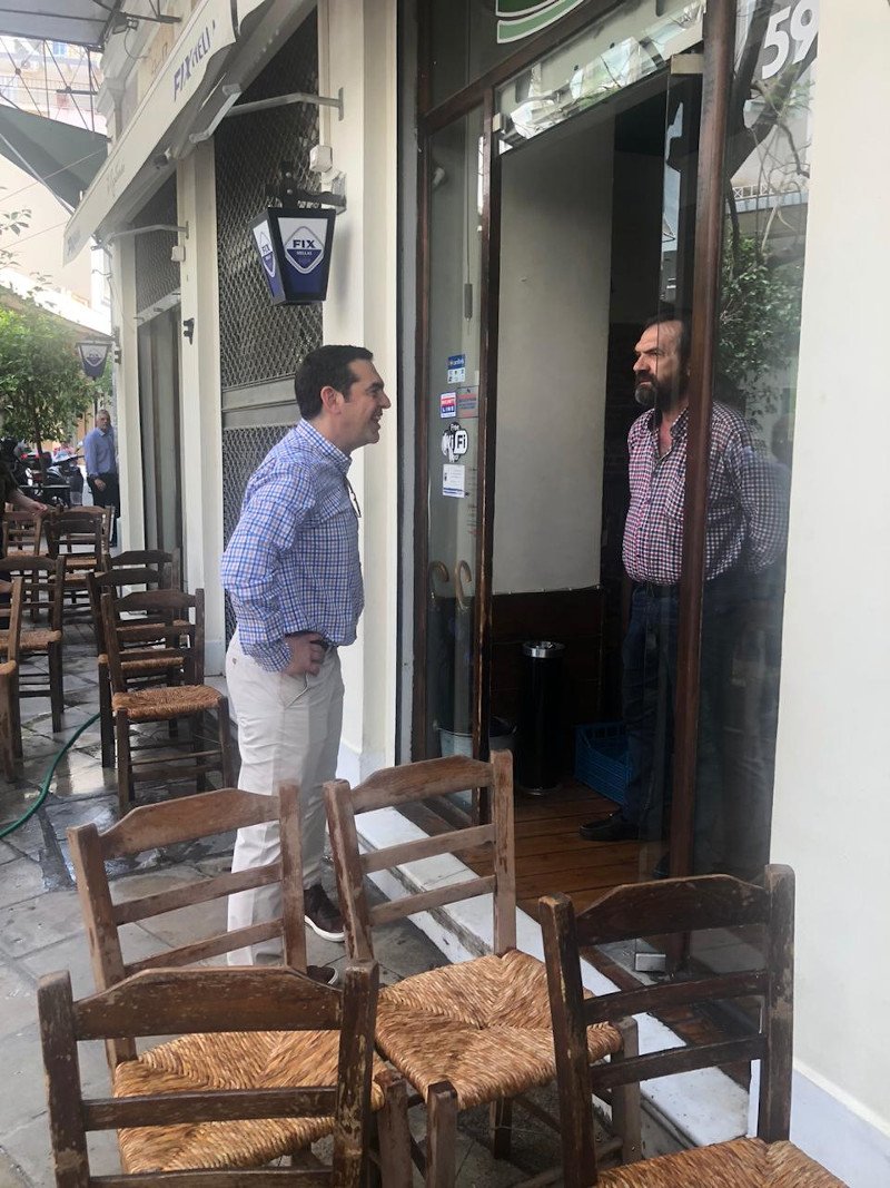 Με καταστηματάρχες και εργαζόμενους συνομίλησε ο Αλέξης Τσίπρας/ Φωτογραφία: Γραφείο Τύπου ΣΥΡΙΖΑ