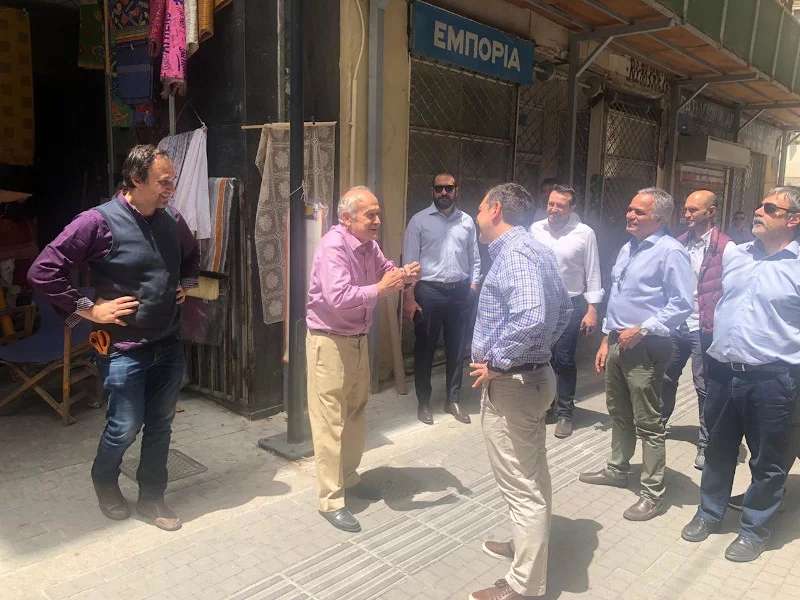 Ο Αλέξης Τσίπρας συνομιλεί με καταστηματάρχες υπό το βλέμμα Τζανακόπουλου, Παππά, Σκουρλέτη και Βερναρδάκη/ Φωτογραφία: Γραφείο Τύπου ΣΥΡΙΖΑ