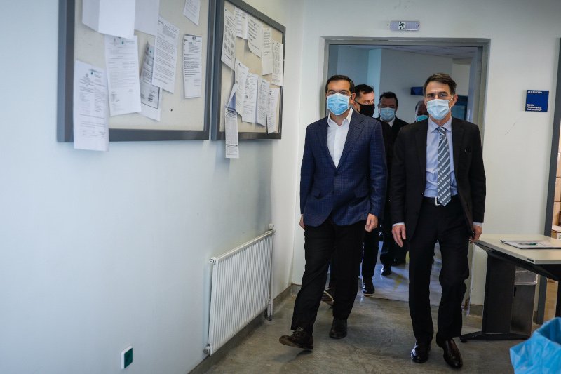Ο Αλέξης Τσίπρας συνομίλησε με τον διοικητή του νοσοκομείου/ Φωτογραφία: EUROKINISSI/ΓΙΩΡΓΟΣ ΚΟΝΤΑΡΙΝΗΣ