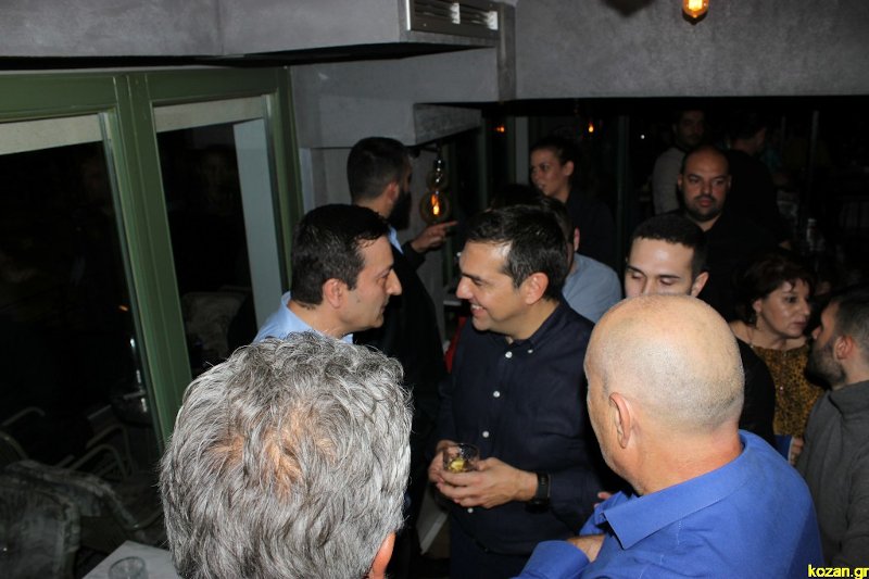Ο Αλέξης Τσίπρας σε μπαρ της Κοζάνης