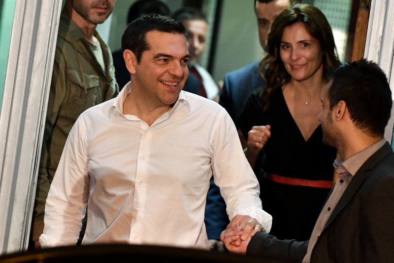 Τσίπρας και Μπαζιάνα αποχωρούν από την Κουμουνδούρου