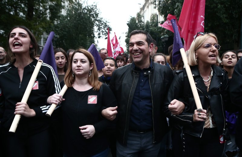 Ο Τσίπρας με διαδηλωτές με μαύρα ρούχα