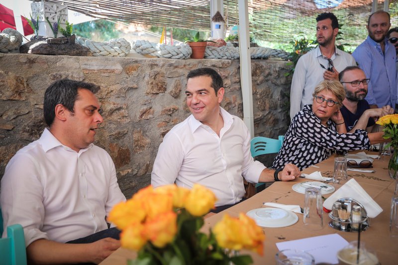 Ο Αλέξης Τσίπρας με δημοσιογράφους