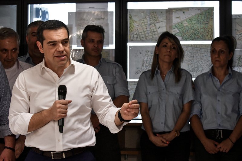 Ο Αλέξης Τσίπρας κατά την επίσκεψή του στην δημοτική Αστυνομία