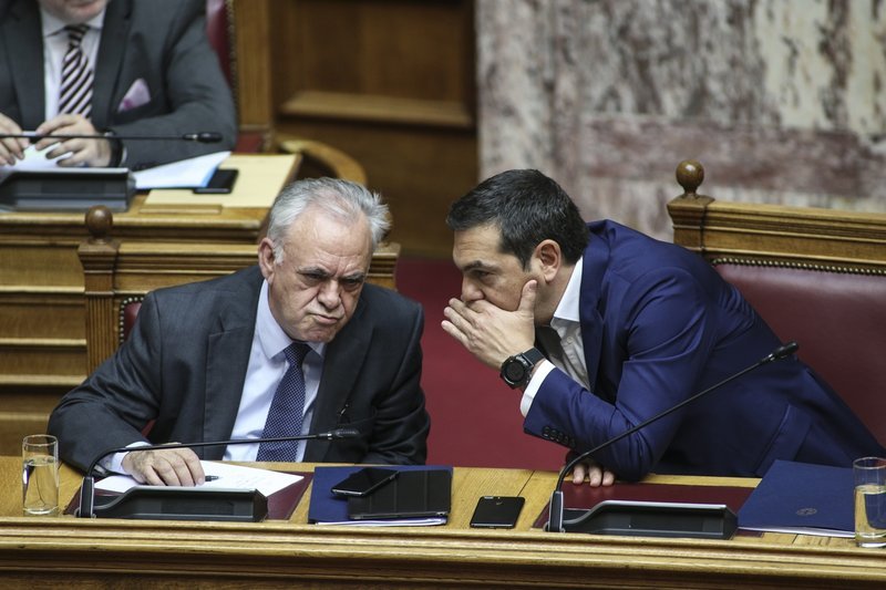 Ο Αλέξης Τσίπρας συνομιλεί με τον Γιάννη Δραγασάκη