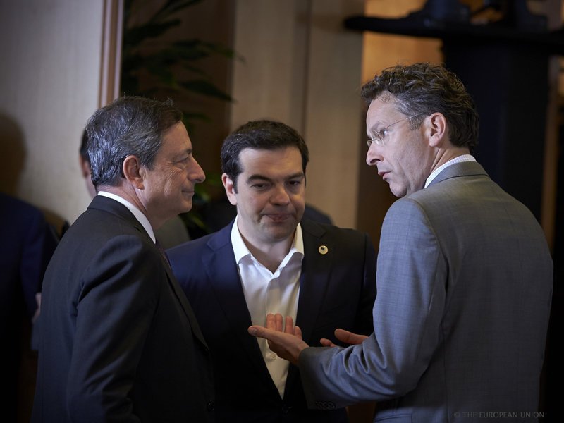 Ο Αλέξης Τσίπρας ανάμεσα σε Ντράγκι (αριστερά) και Ντάισελμπλουμ (δεξιά) στη Σύνοδο Κορυφής της ΕΕ στις 12/06/2015