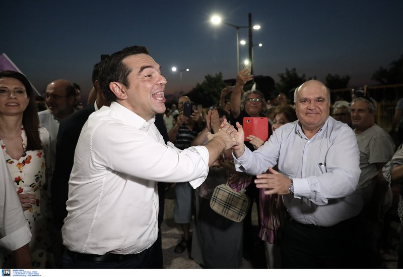 Ο Αλέξης Τσίπρας χαιρετά συγκεντρωμένους στη Δραπετσώνα-Πίσω του η Νίνα Κασιμάτη