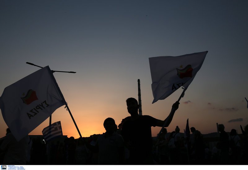 Φίλοι του ΣΥΡΙΖΑ στη Δραπετσώνα ανεμίζουν σημαίες