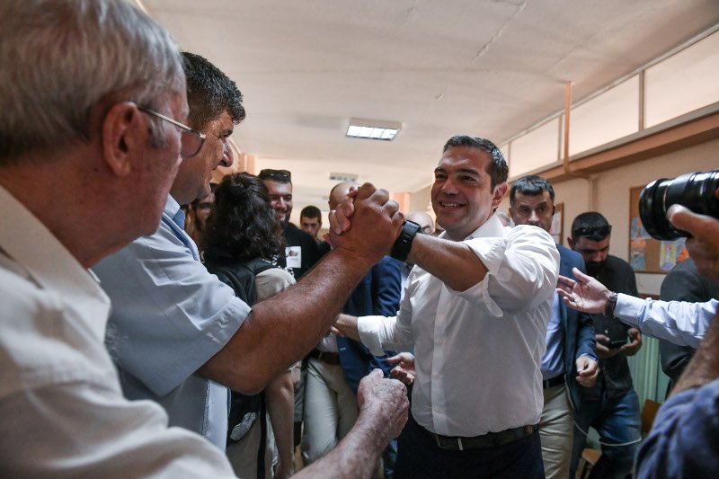 Ο Αλέξης Τσίπρας προσερχόμενος στις κάλπες